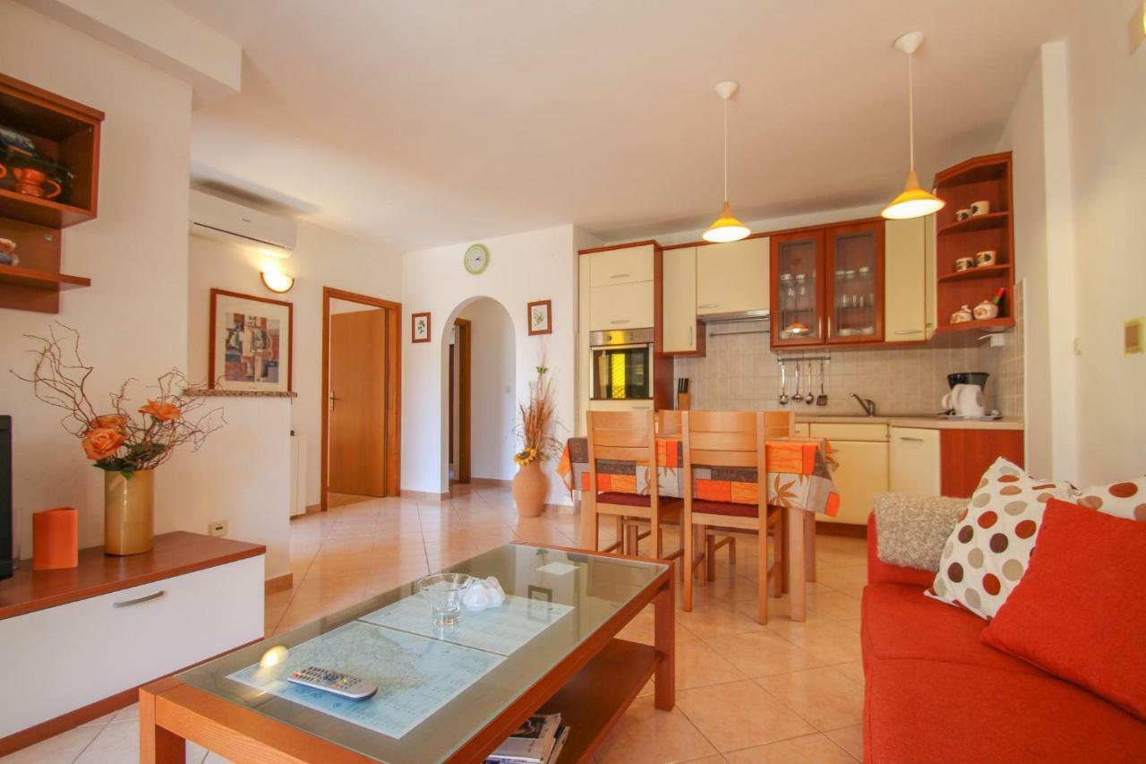 Alenka Orange Apartment Novigrad  Bagian luar foto